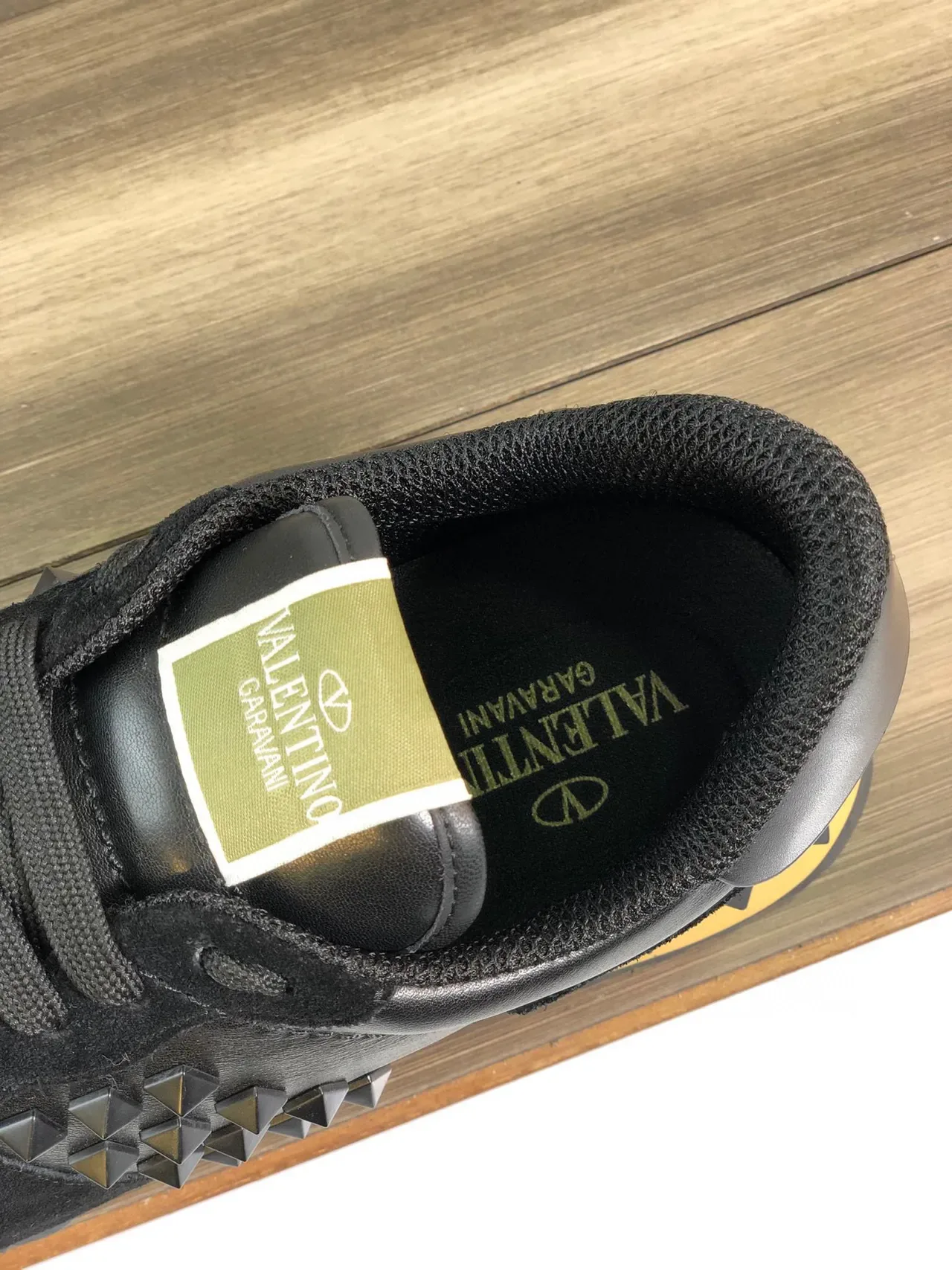 Valentino Rockstud Negro y Mostaza Amarillo Lifestyle Sneakers 2