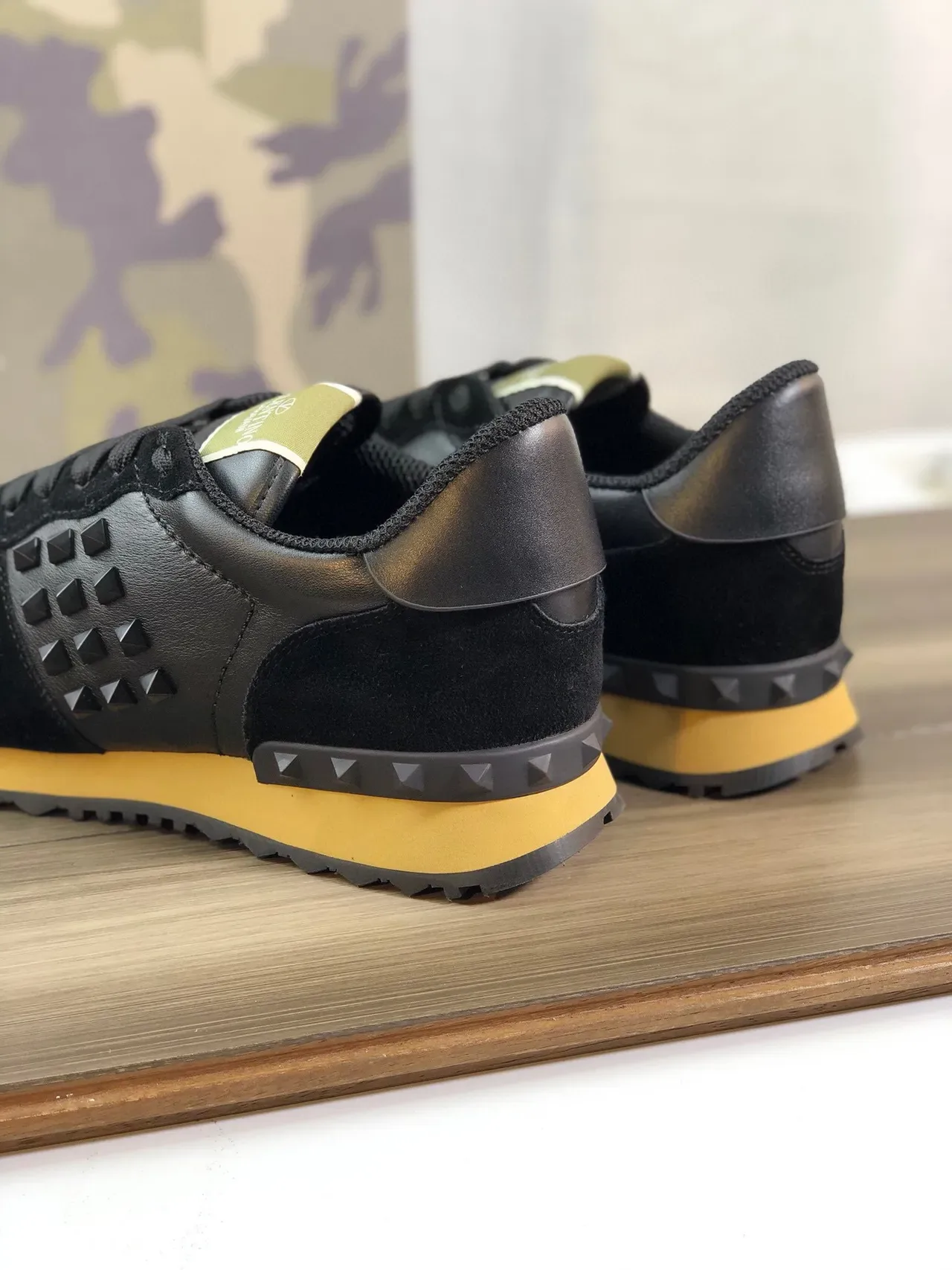 Valentino Rockstud Negro y Mostaza Amarillo Lifestyle Sneakers 3