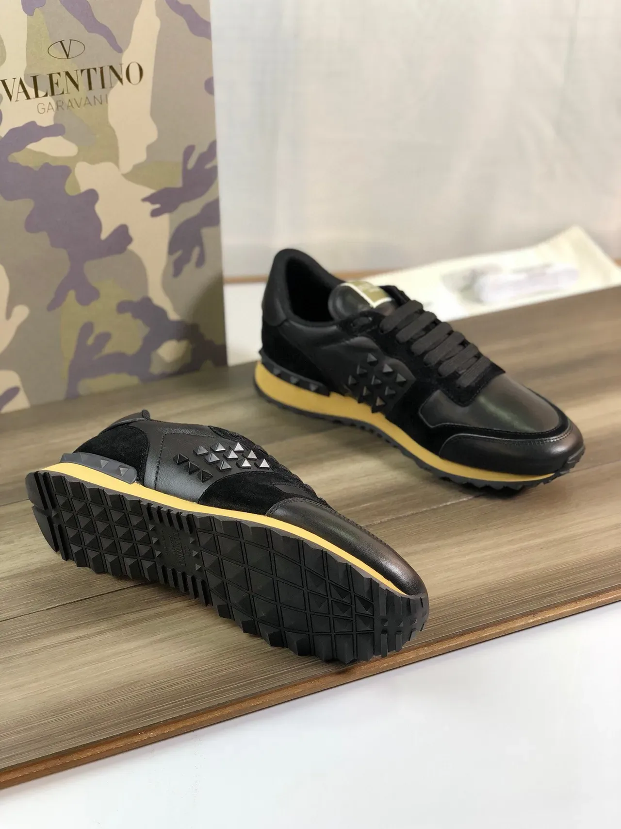 Valentino Rockstud Negro y Mostaza Amarillo Lifestyle Sneakers 4