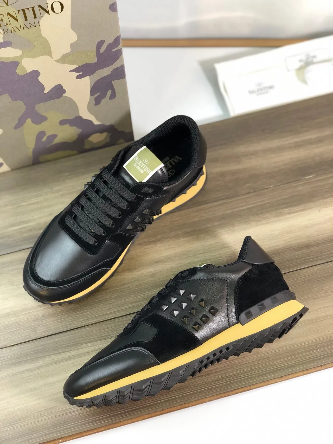 Valentino Rockstud Negro y Mostaza Amarillo Lifestyle Sneakers 5
