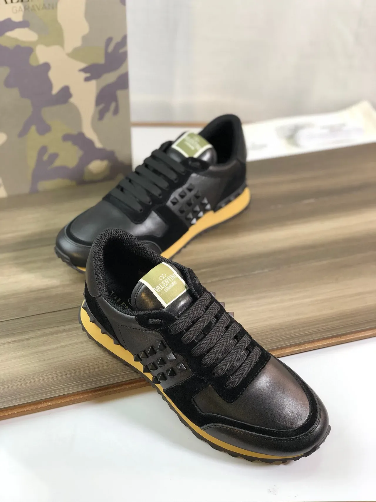 Valentino Rockstud Negro y Mostaza Amarillo Lifestyle Sneakers 6