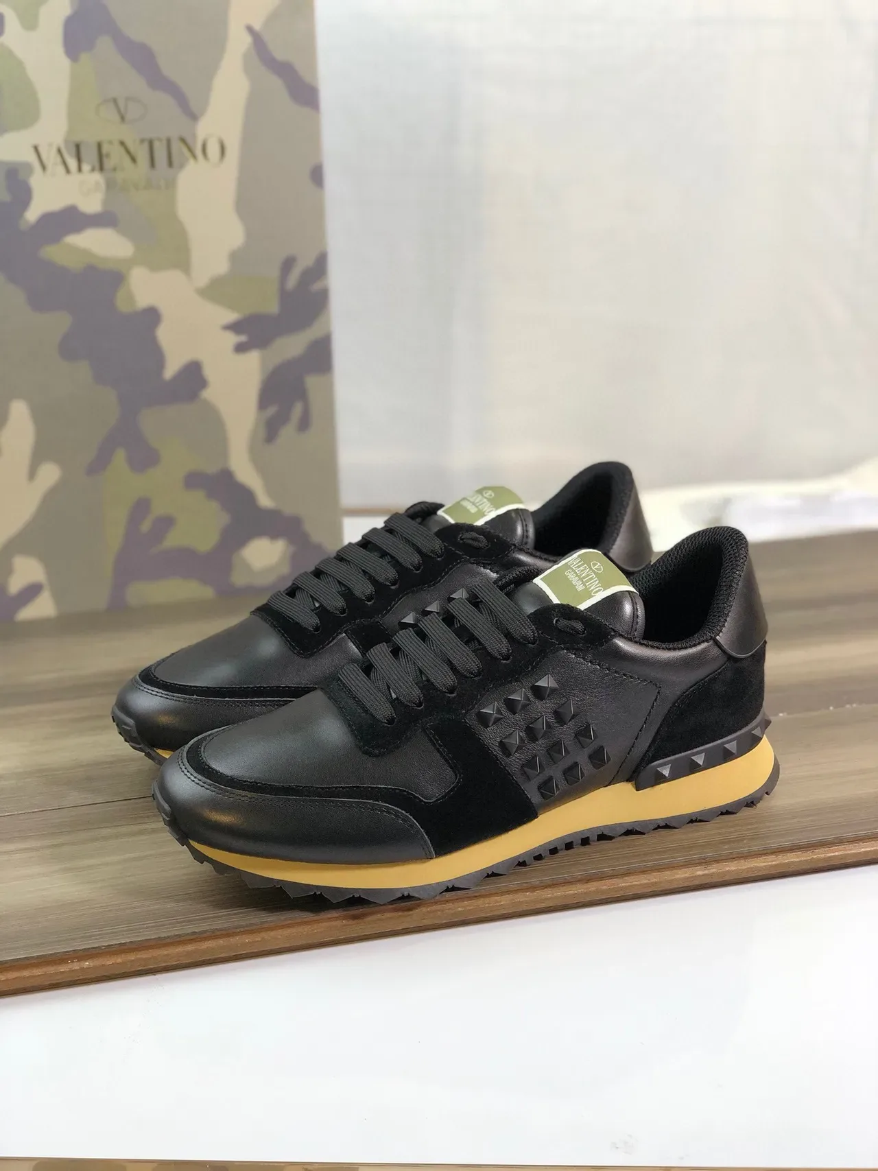 Valentino Rockstud Negro y Mostaza Amarillo Lifestyle Sneakers 7