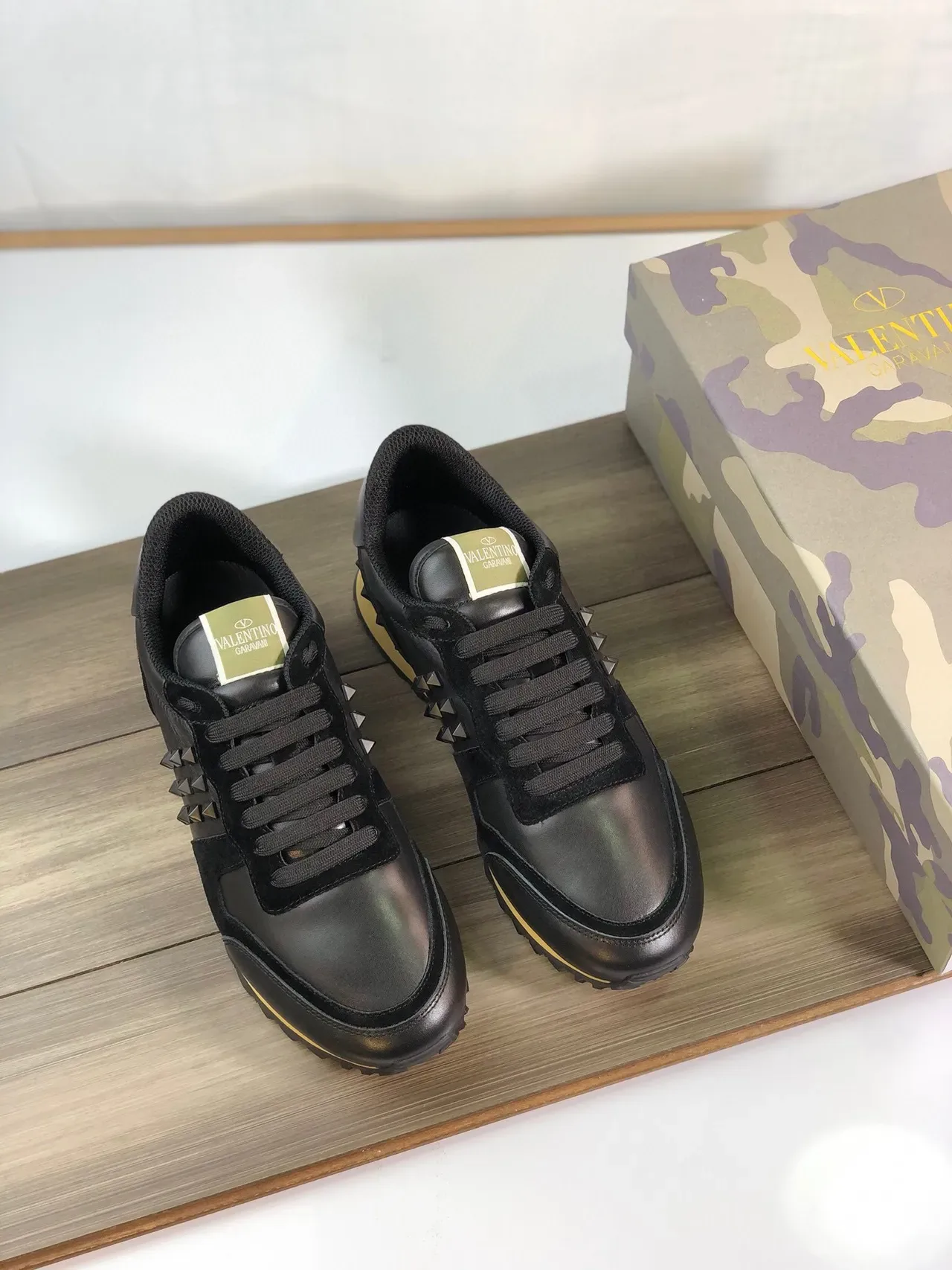 Valentino Rockstud Negro y Mostaza Amarillo Lifestyle Sneakers 8