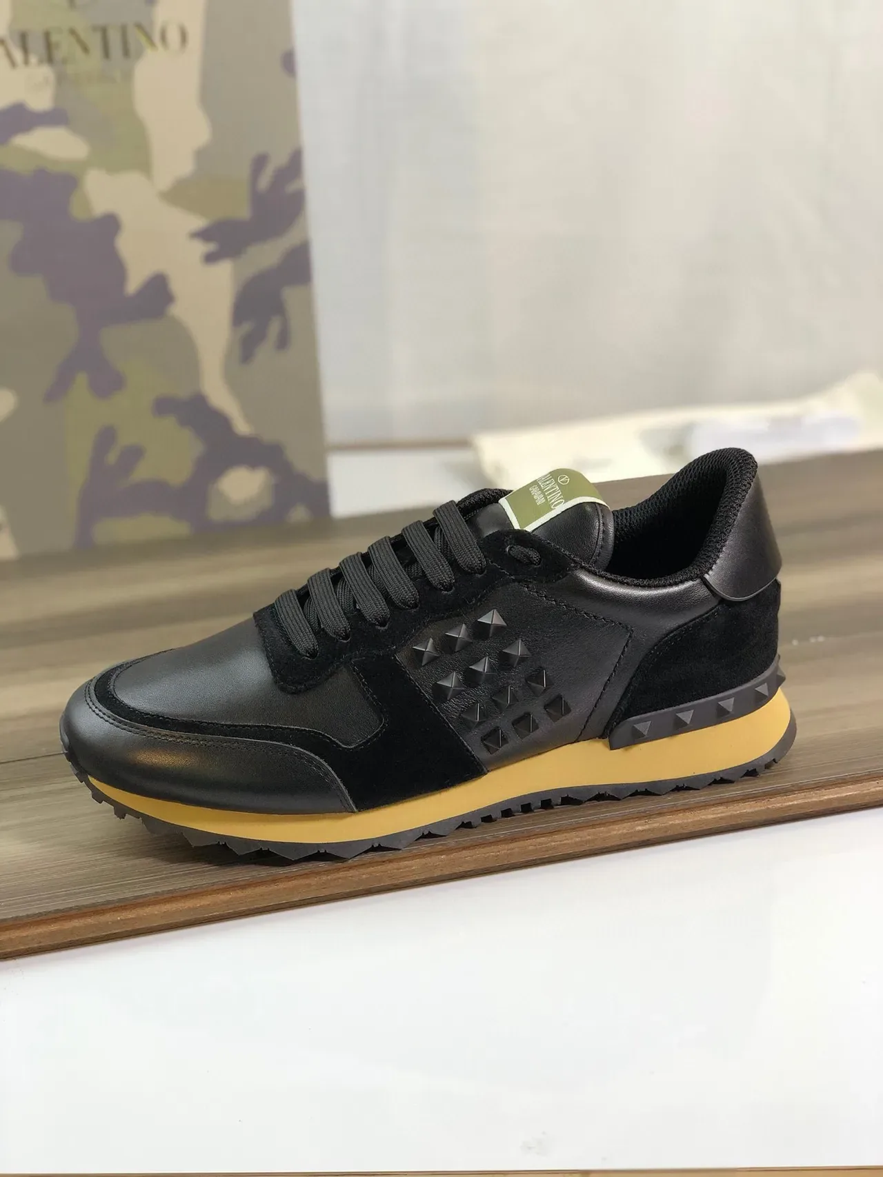 Valentino Rockstud Negro y Mostaza Amarillo Lifestyle Sneakers 9