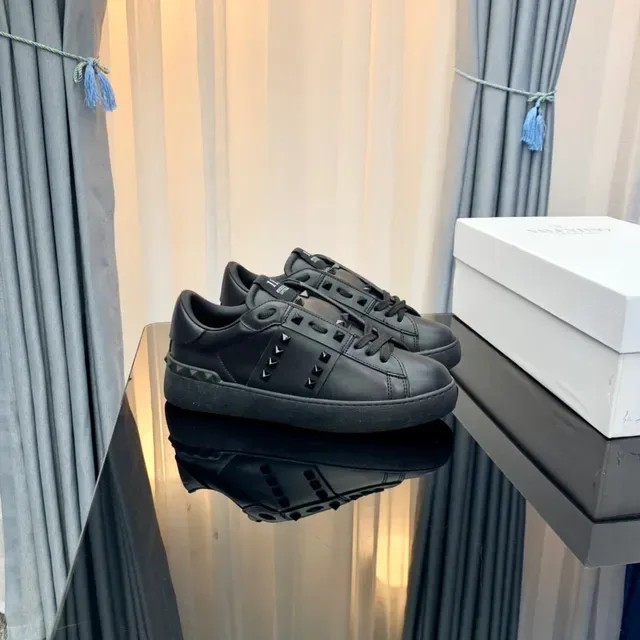 Valentino Rockstud 黑色皮革金字塔钉生活方式运动鞋 2