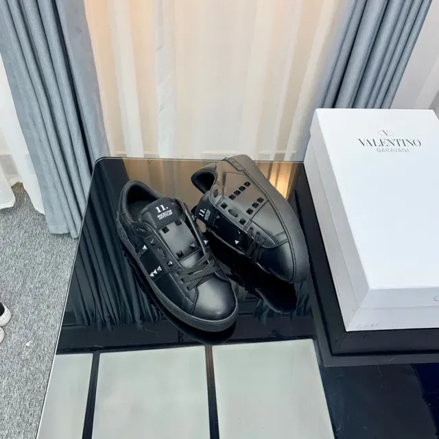 Valentino Rockstud 黑色皮革金字塔钉生活方式运动鞋 3