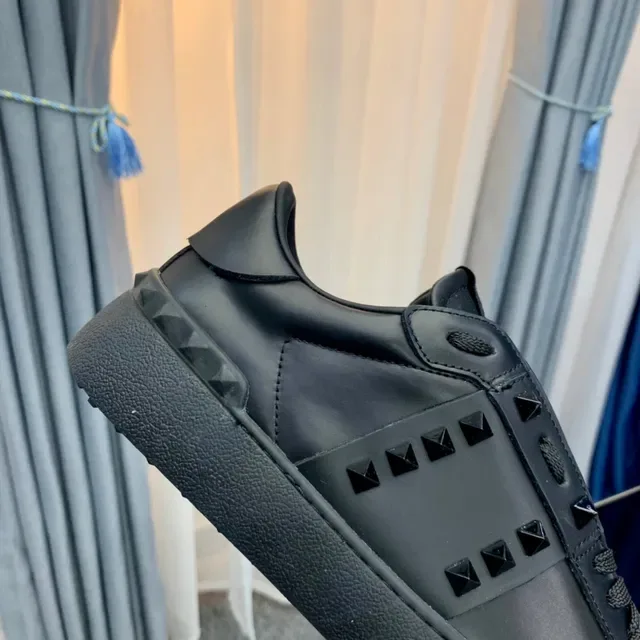 Valentino Rockstud 黑色皮革金字塔钉生活方式运动鞋 4