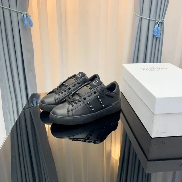 Valentino Rockstud 黑色皮革金字塔钉生活方式运动鞋 5