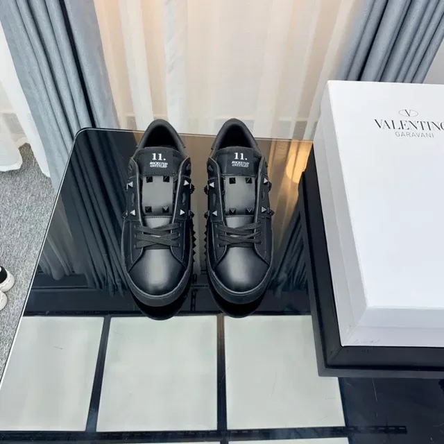 Valentino Rockstud 黑色皮革金字塔钉生活方式运动鞋 6