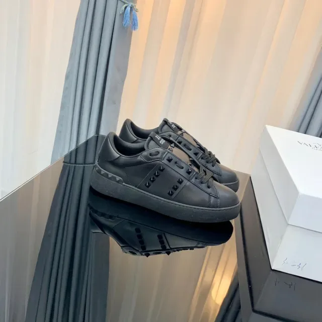 Valentino Rockstud 黑色皮革金字塔钉生活方式运动鞋 7