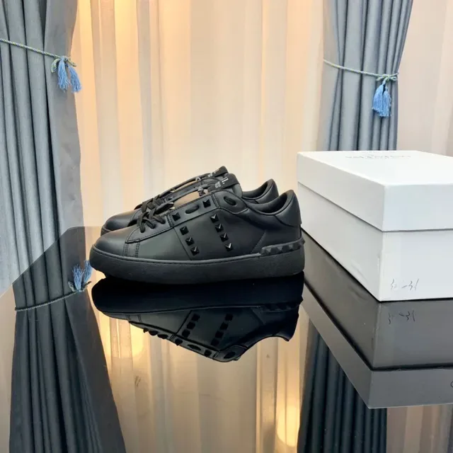 Valentino Rockstud 黑色皮革金字塔钉生活方式运动鞋 8