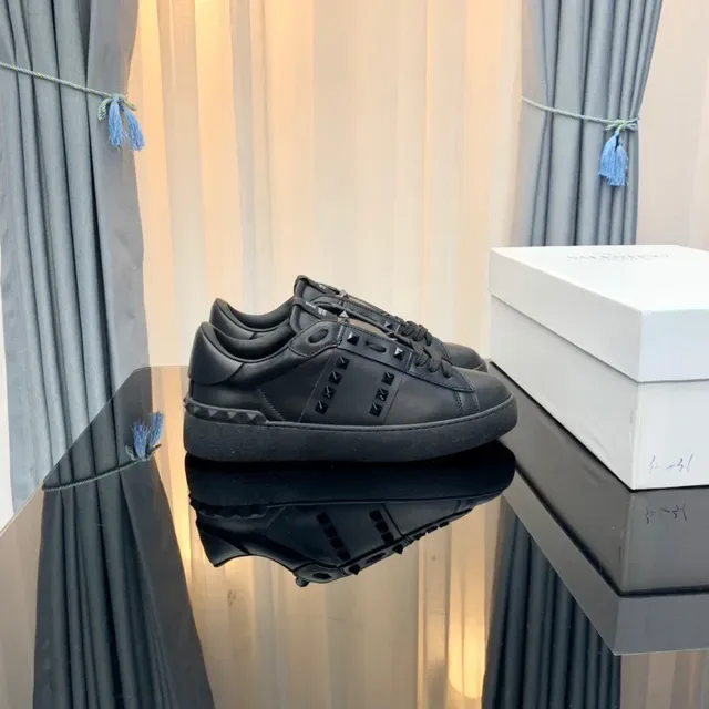 Valentino Rockstud 黑色皮革金字塔钉生活方式运动鞋 9