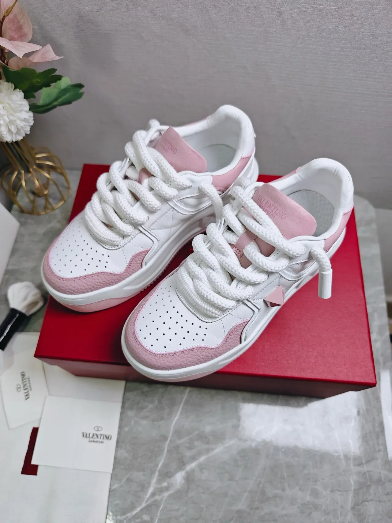 Valentino Rockstud গোলাপি ও সাদা লাইফস্টাইল স্নিকার 2