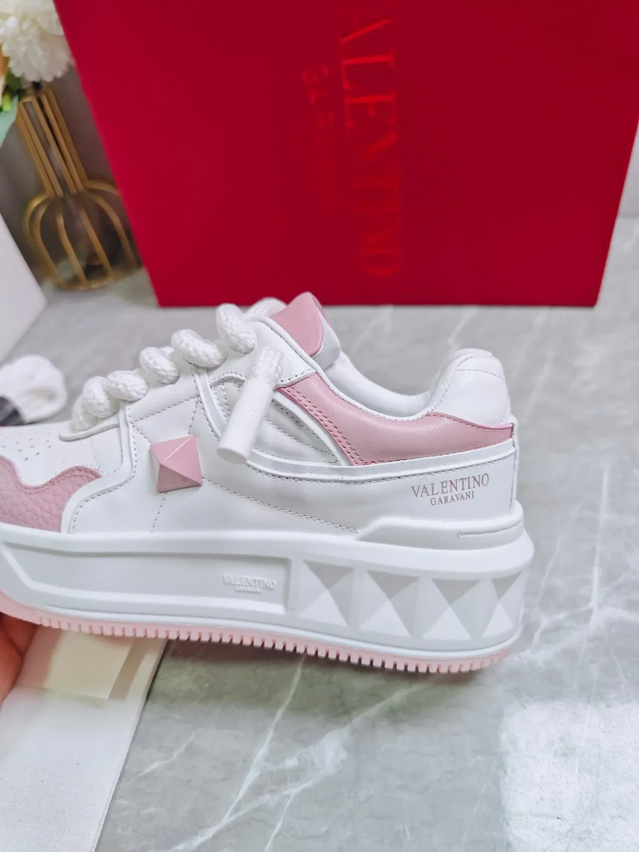 Valentino Rockstud গোলাপি ও সাদা লাইফস্টাইল স্নিকার 3