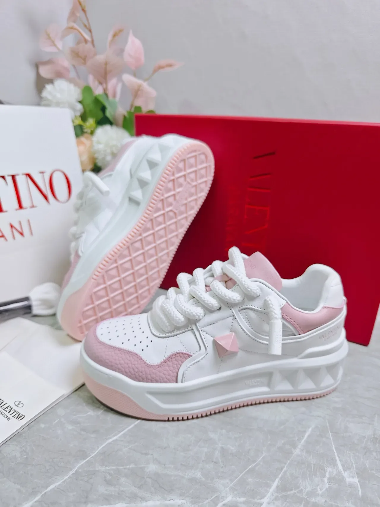 Valentino Rockstud গোলাপি ও সাদা লাইফস্টাইল স্নিকার 9