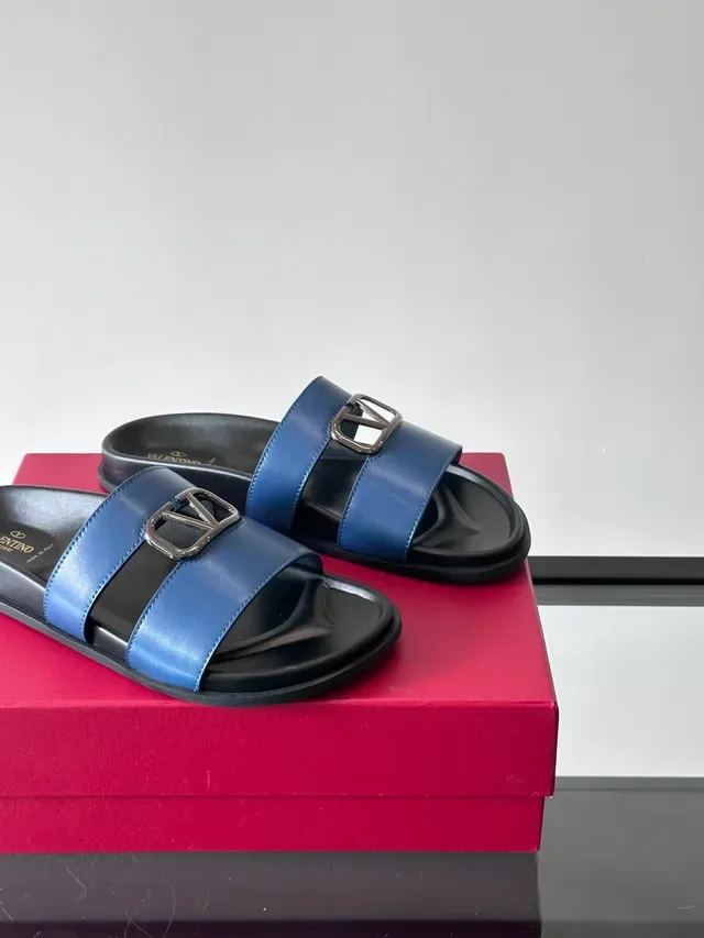 Valentino Rockstud Slide صنادل جلدية مع حزامين مزدوجين مسطحة كاجوال 4