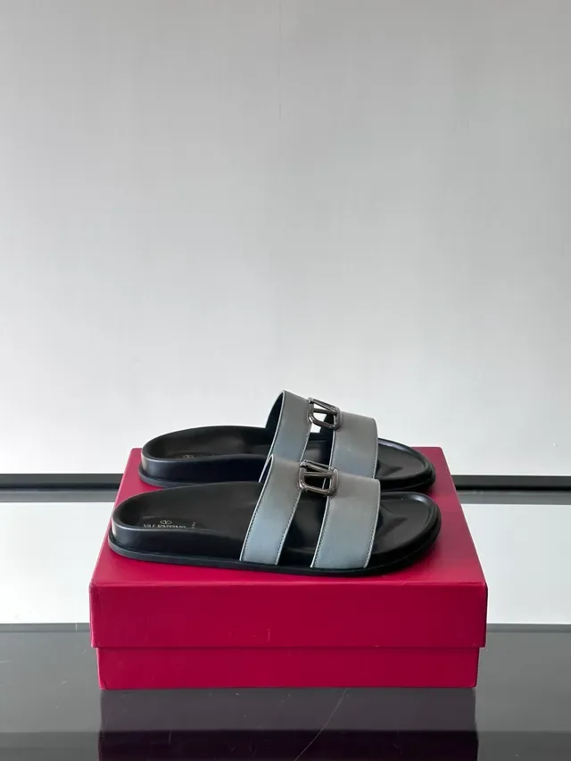 Valentino Rockstud Slide صنادل جلدية مع حزامين مزدوجين مسطحة كاجوال 10