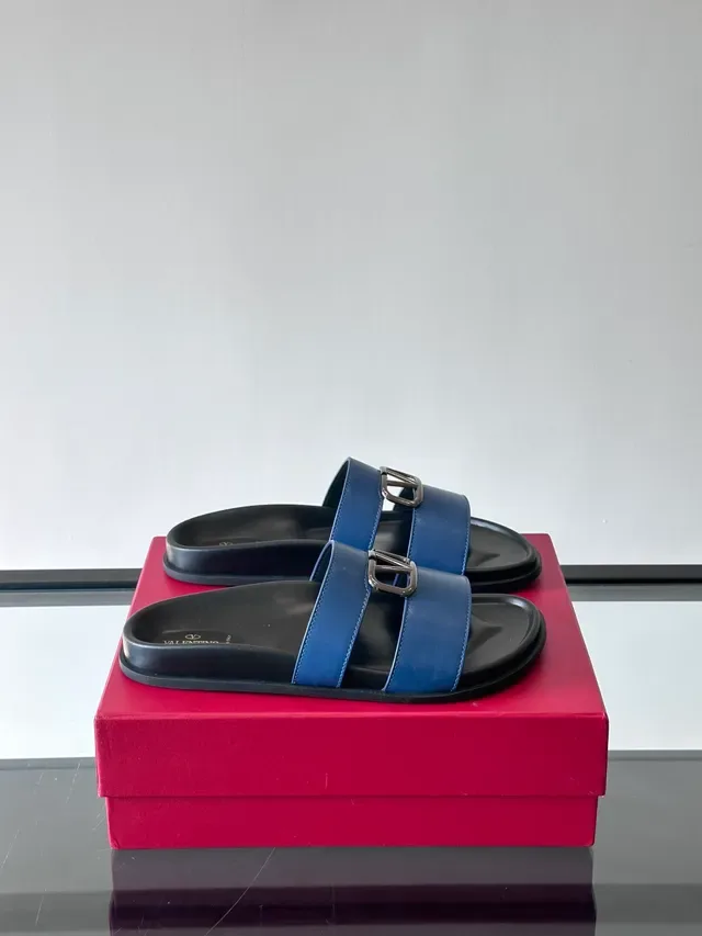 Valentino Rockstud Slide صنادل جلدية مع حزامين مزدوجين مسطحة كاجوال 11