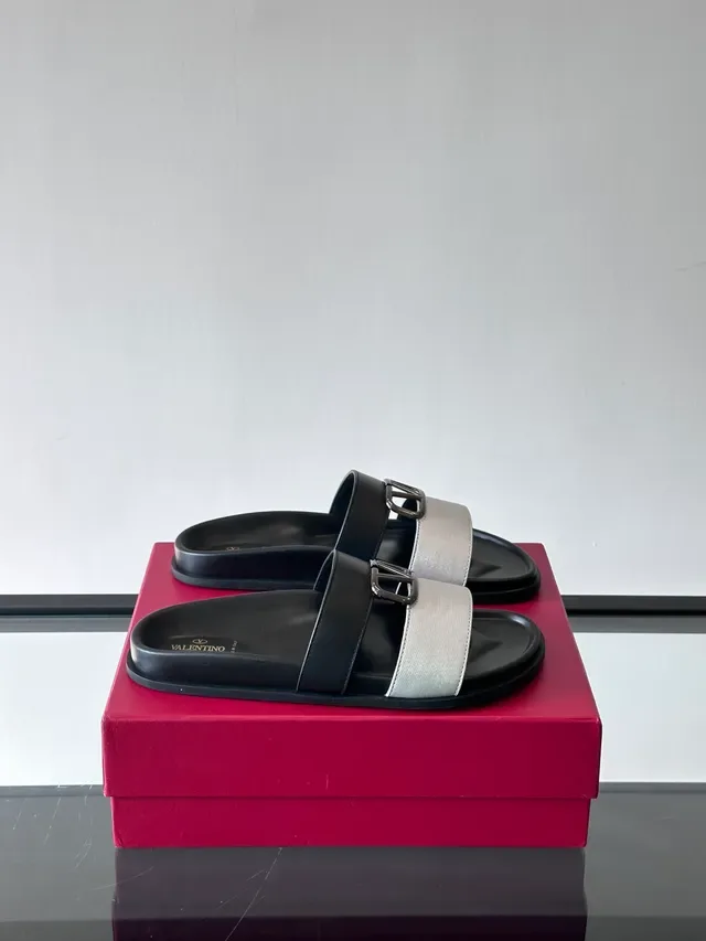 Valentino Rockstud Slide صنادل جلدية مع حزامين مزدوجين مسطحة كاجوال 12