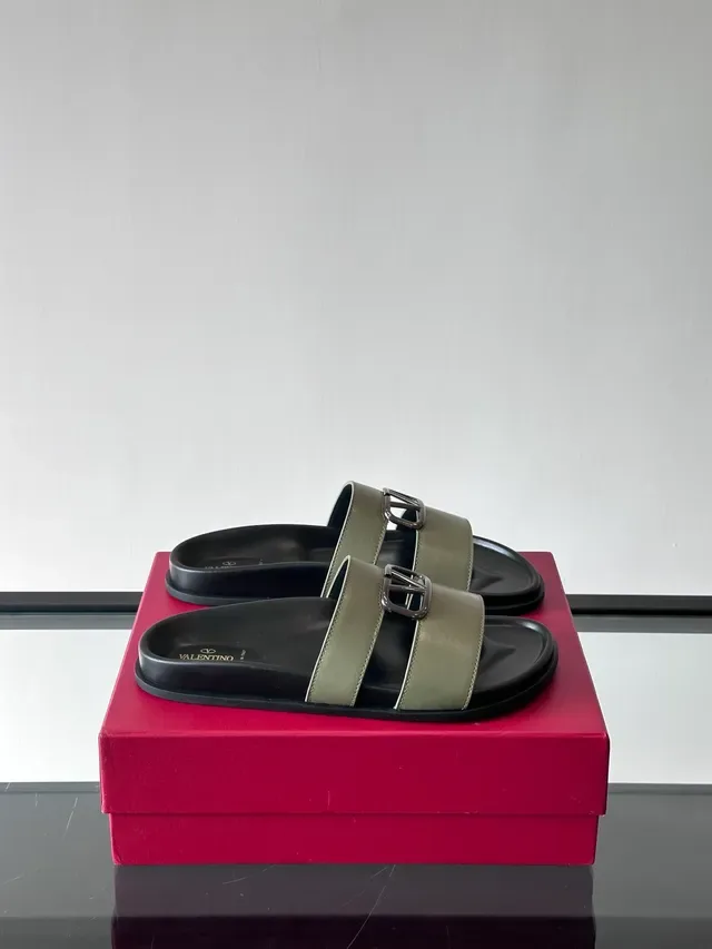 Valentino Rockstud Slide صنادل جلدية مع حزامين مزدوجين مسطحة كاجوال 13