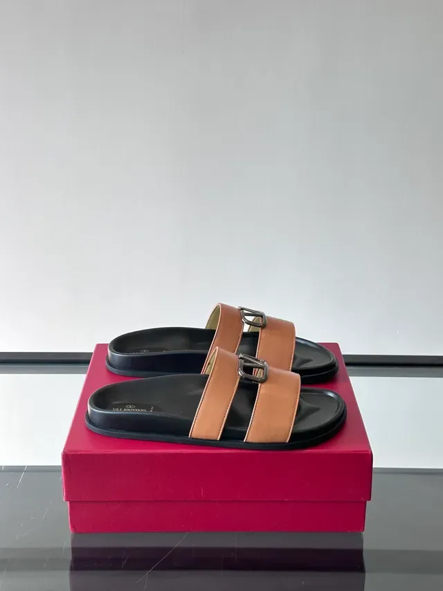 Valentino Rockstud Slide صنادل جلدية مع حزامين مزدوجين مسطحة كاجوال 14