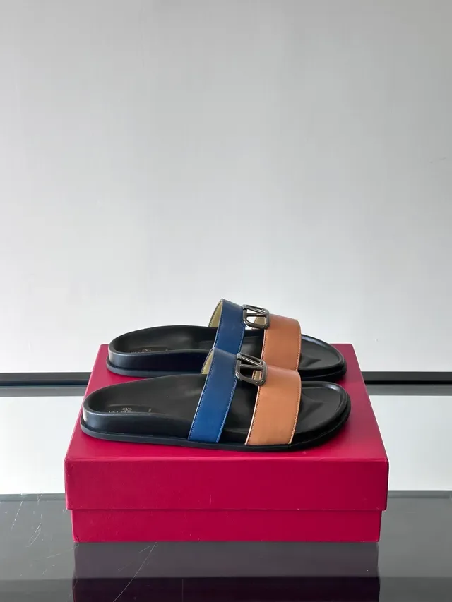 Valentino Rockstud Slide صنادل جلدية مع حزامين مزدوجين مسطحة كاجوال 15