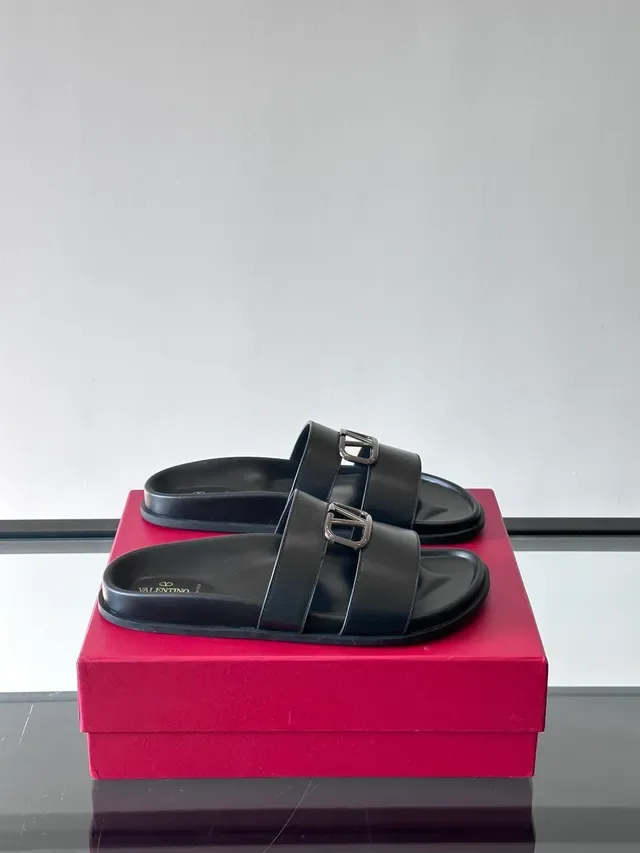 Valentino Rockstud Slide صنادل جلدية مع حزامين مزدوجين مسطحة كاجوال 16