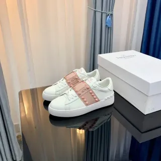 Valentino Rockstud branco e rosa pó tachado sneakers lifestyle