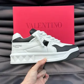 Valentino Rockstud সাদা কালো দুই রঙের চামড়া পিরামিড হার্ডওয়্যার চাঙ্কি স্নিকার্স