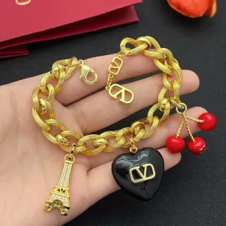 Valentino VLogo हार्ट और एआईफेल टावर चार्म गोल्ड-टोन चेन ब्रेसलेट