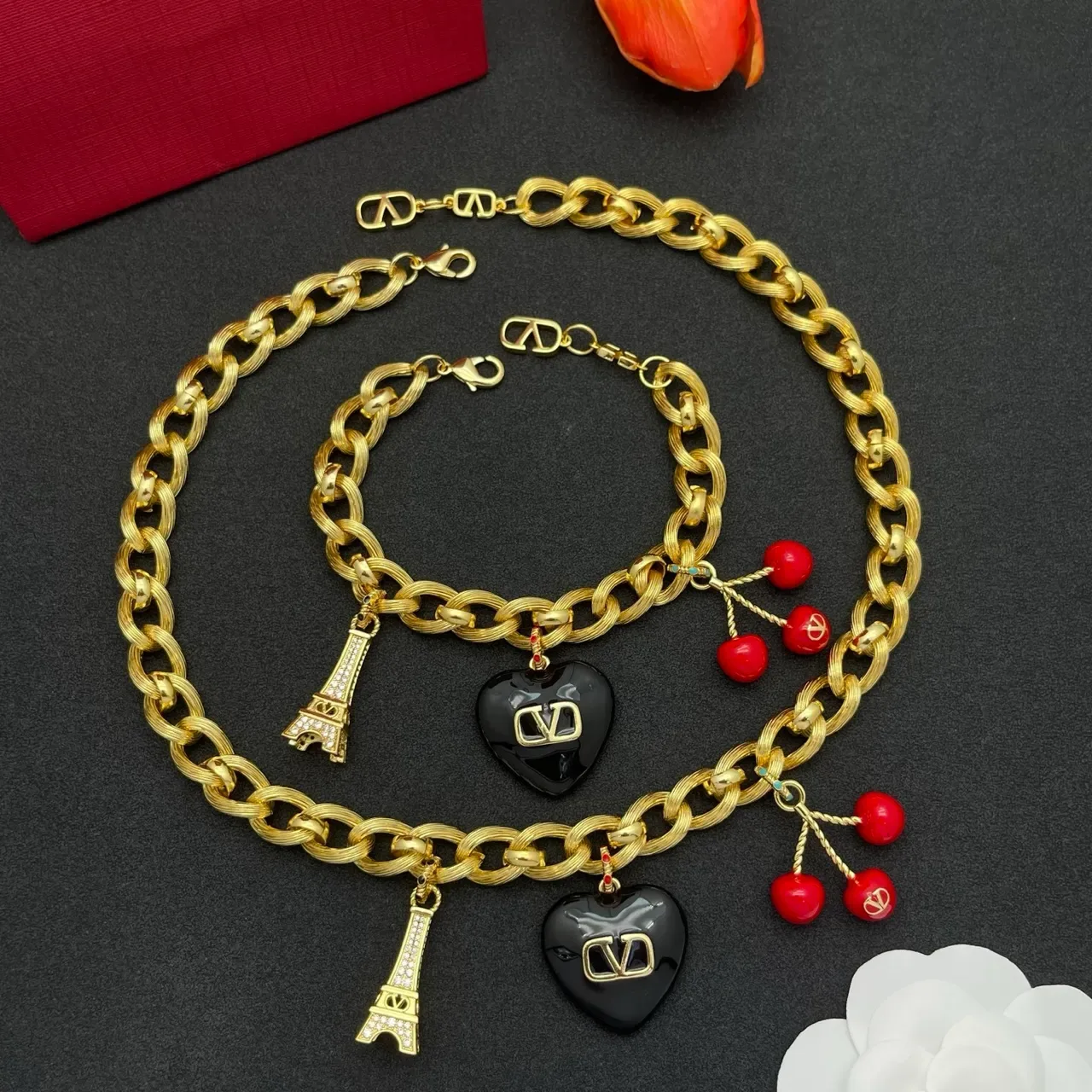 Valentino VLogo Cœur et Tour Eiffel Charme Bracelet Chaîne Dorée 2