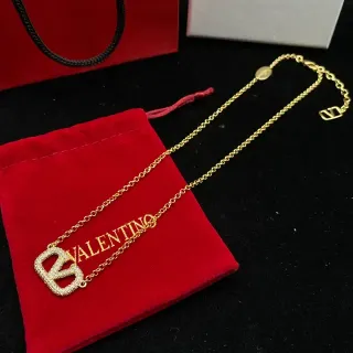 Valentino VLogo Pavé क्रिस्टल गोल्ड टोन चेन नेकलेस