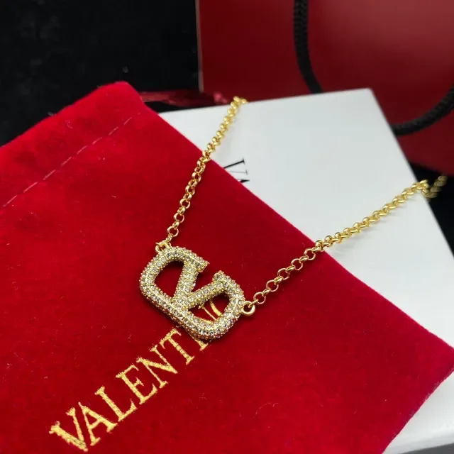 Valentino VLogo Pavé क्रिस्टल गोल्ड टोन चेन नेकलेस 2