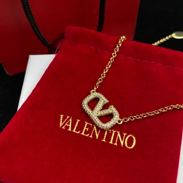 Valentino VLogo Pavé क्रिस्टल गोल्ड टोन चेन नेकलेस 4