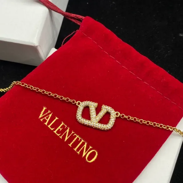 Valentino VLogo Pavé क्रिस्टल गोल्ड टोन चेन नेकलेस 5