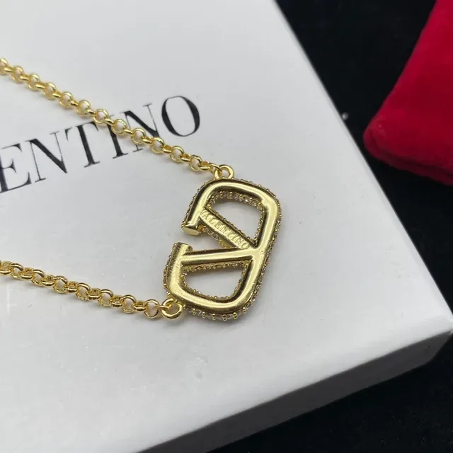 Valentino VLogo Pavé क्रिस्टल गोल्ड टोन चेन नेकलेस 6