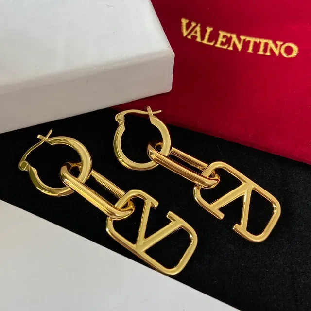 Valentino VLTN সোনালি লিংক চেইন লোগো কানের দুল 4