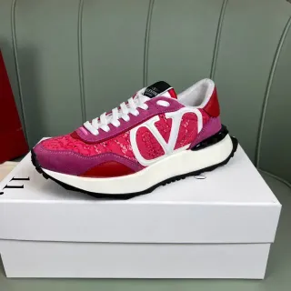 Valentino VLTN Runner গোলাপি এবং লাল লেস-আপ চাঙ্কি স্নিকার্স