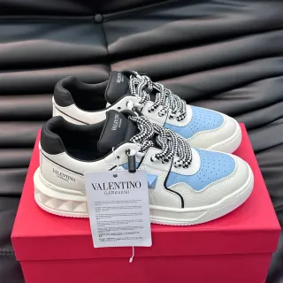 Valentino Tênis lifestyle couro superior branco azul perfurado leve painel lateral