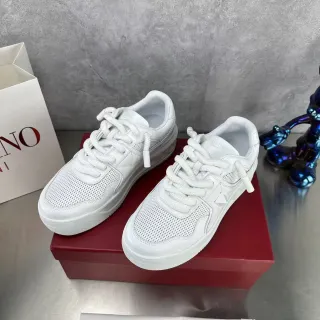 Valentino Tênis Lifestyle Branco Com Superior Em Mesh Perfurado E Overlays De Couro Quiltado