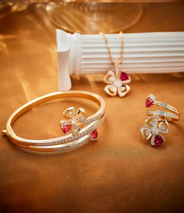 Van Cleef & Arpels Alhambra 心形红宝石钻石黄金手链 3