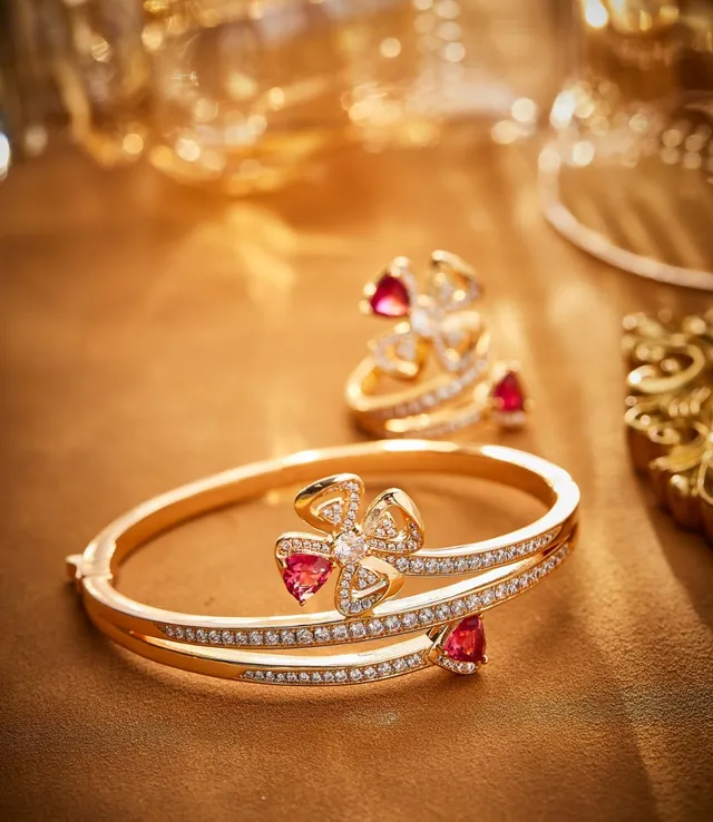 Van Cleef & Arpels Alhambra 心形红宝石钻石黄金手链 6
