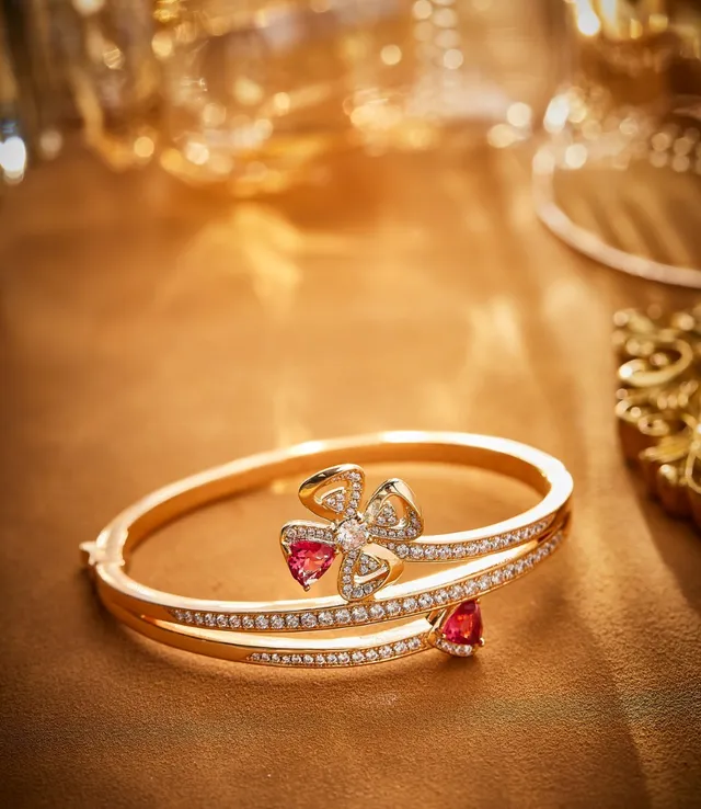 Van Cleef & Arpels Alhambra 心形红宝石钻石黄金手链 7
