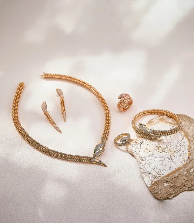 Van Cleef & Arpels Serpent Bohème मल्टी-स्ट्रैंड बीडेड सोने का हार 2
