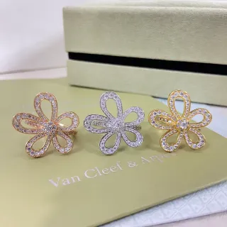 Van Cleef & Arpels Alhambra 五瓣钻石花卉戒指