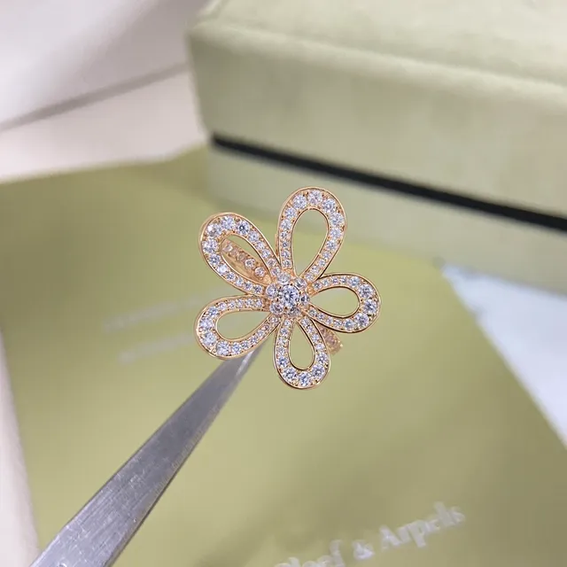 Van Cleef & Arpels Alhambra Five-Petal Diamond Floral Ring 3