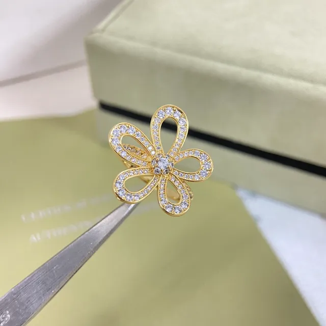 Van Cleef & Arpels Alhambra Five-Petal Diamond Floral Ring 5