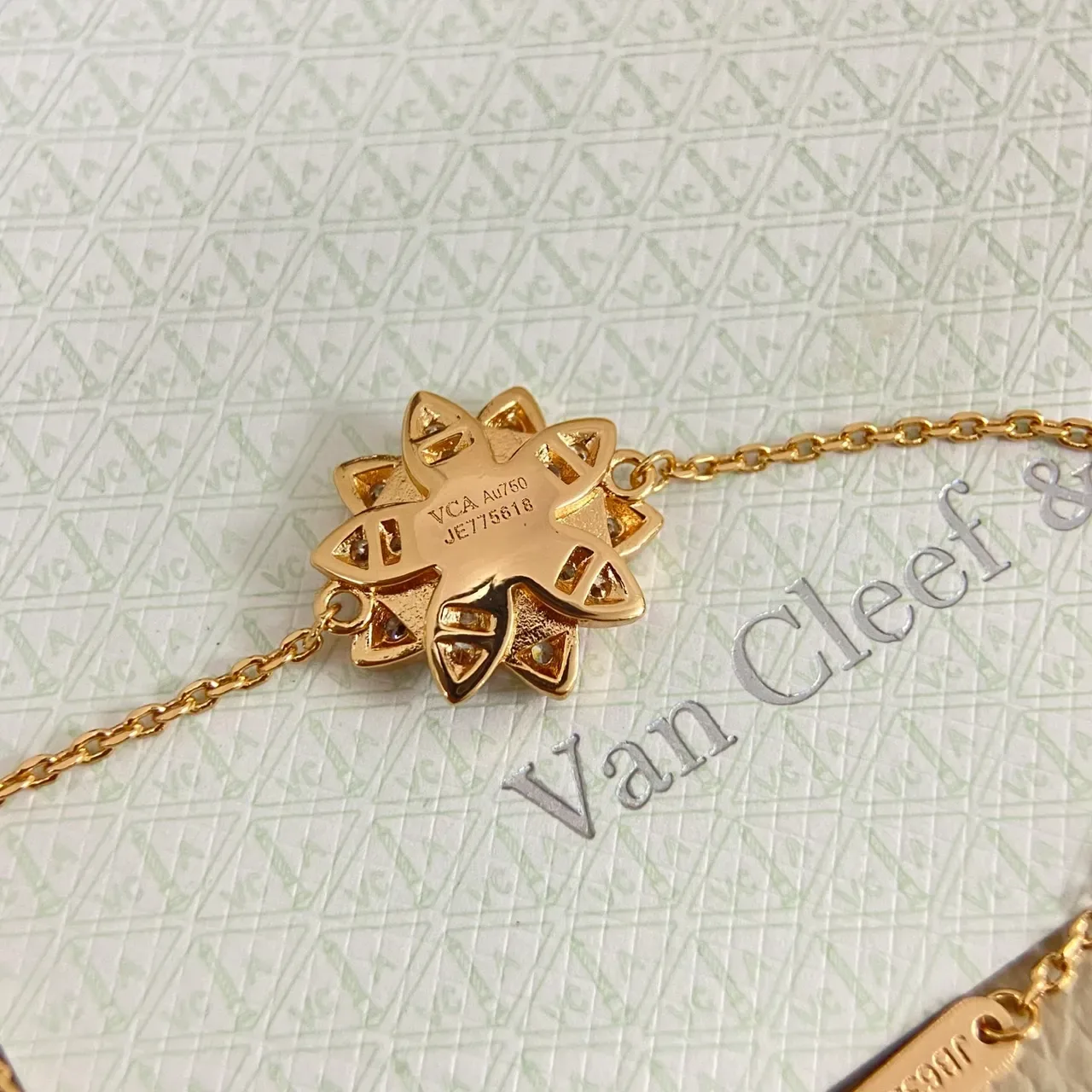 Van Cleef & Arpels Alhambra 黄金银色 花朵吊坠 帕维镶嵌水晶手链 3