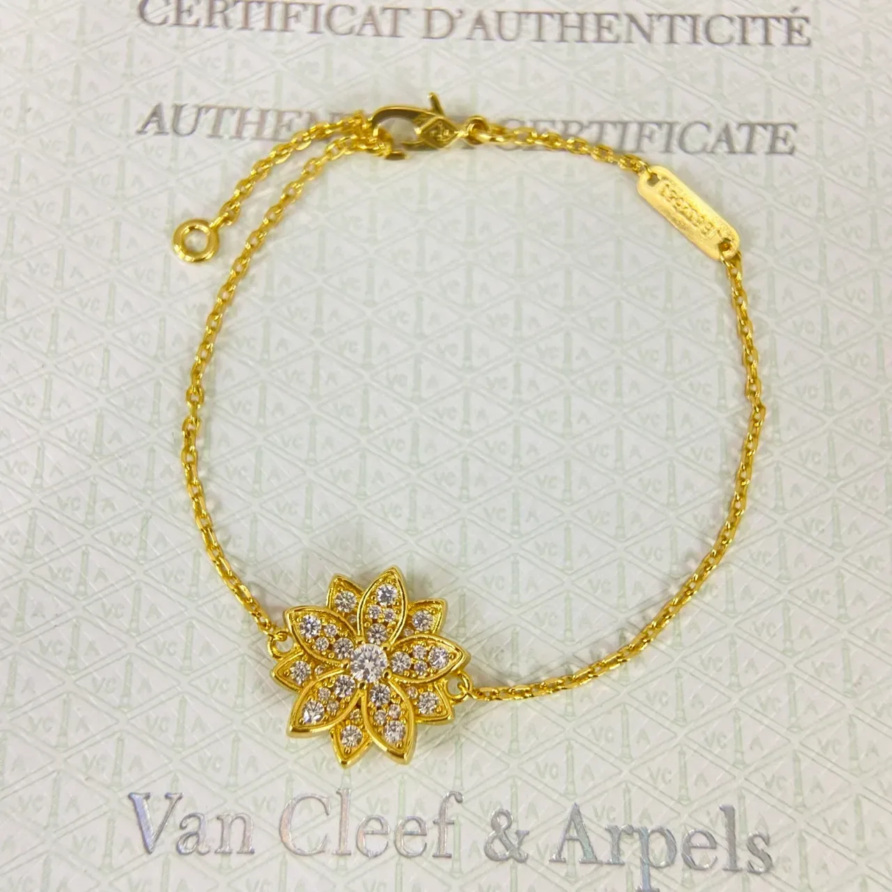 Van Cleef & Arpels Alhambra 黄金银色 花朵吊坠 帕维镶嵌水晶手链 5