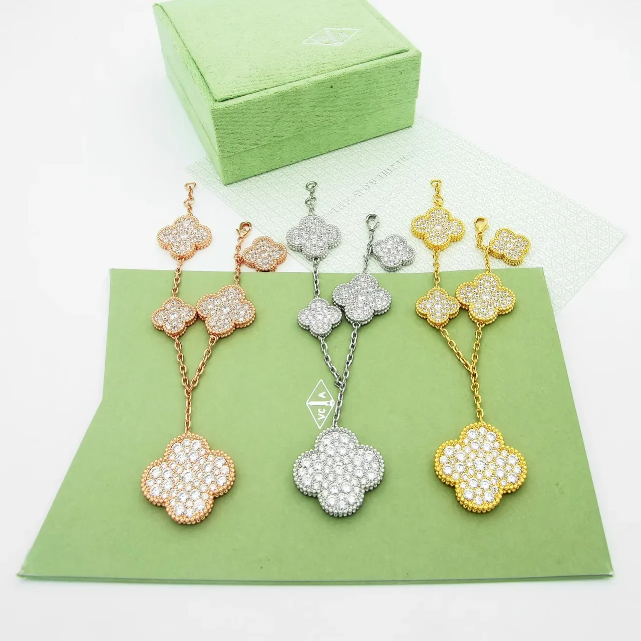 Collier Van Cleef & Arpels Alhambra or blanc aux motifs de trèfle pavés et chaîne à maillons de rose 5